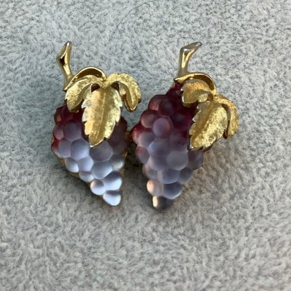 Vintage Art Glass Frosted Grapes brooch - Picture 4 of 6